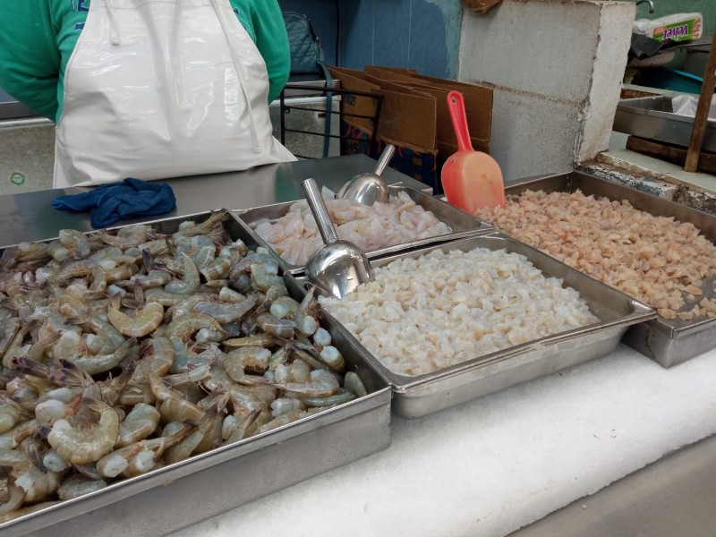 Por frío,bajan ventas de pescados y mariscos en mercados locales
