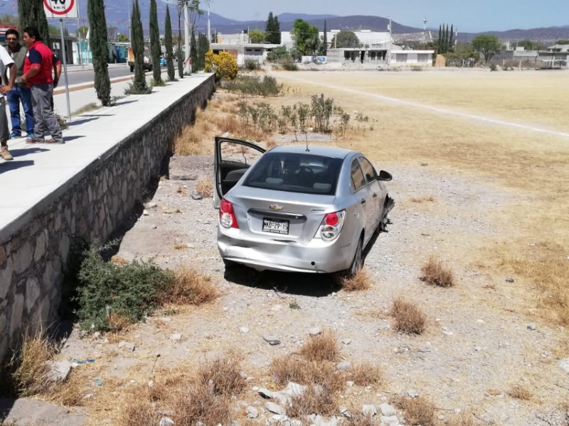 Por fuerte impacto estuvo a punto de volcar