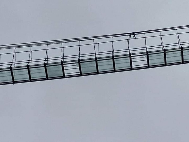 Por fuertes rafágas de viento caen cristales de puente SkyBridge