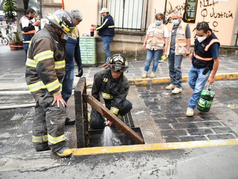 Por fuga de gas limpian drenaje en centro de Xalapa