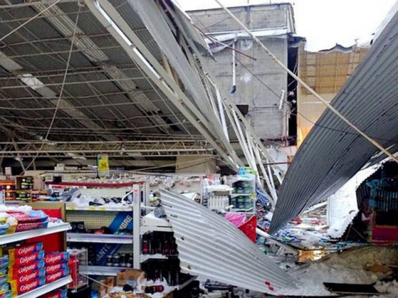 Por granizada se desploma techo supermercado
