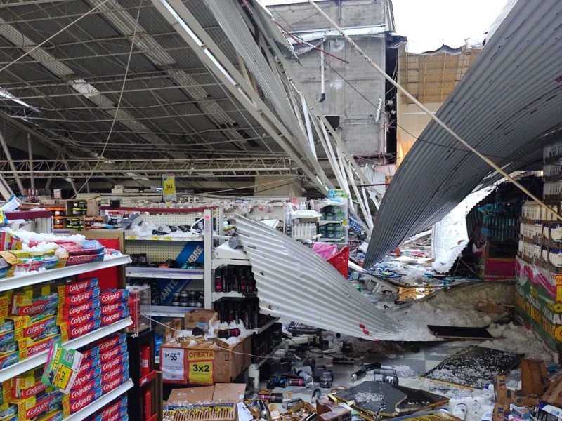 Video: Por granizada se desploma techo de supermercado