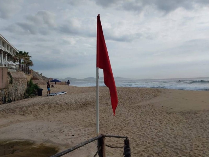 Por huracán, cierran puerto y prohíben baño en playas de Los Cabos