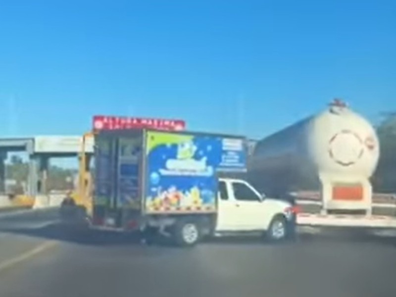 Por imprudencia camioneta choca contra pipa con gas en Cuyutlán