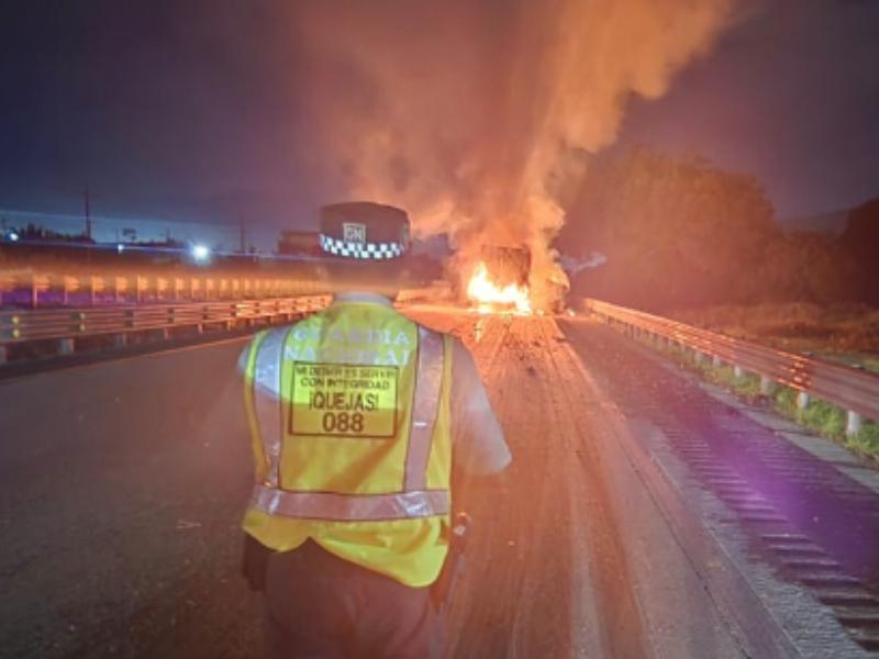 Por incendio de tráiler, cierran la Córdoba-Orizaba