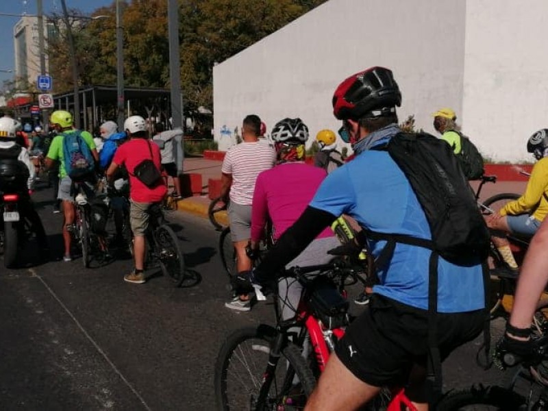 Por incremento de inseguridad y robos, se manifiestan ciclistas tapatíos