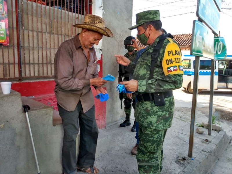 Por incremento en contagios COVID-19, militares regalan cubrebocas en Petatlán