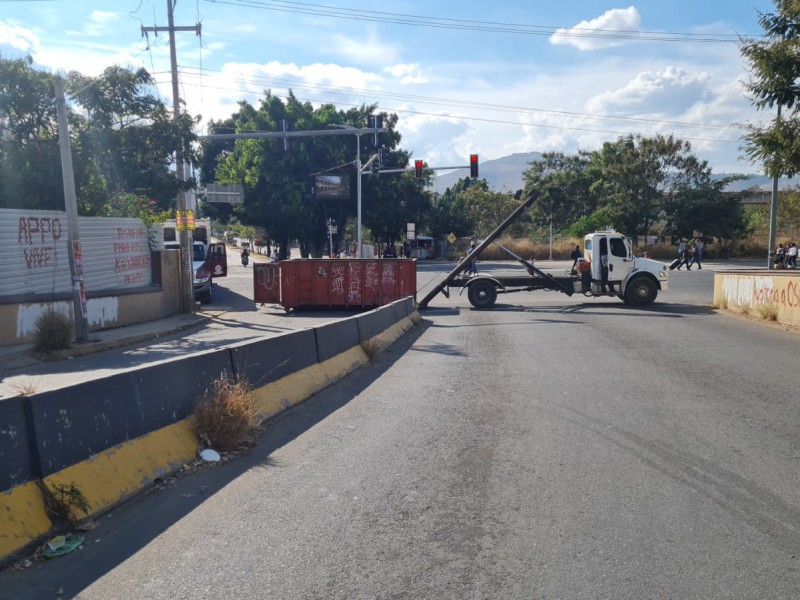 Por incumplimiento de aguinaldo, trabajadores capitalinos realizan bloqueos