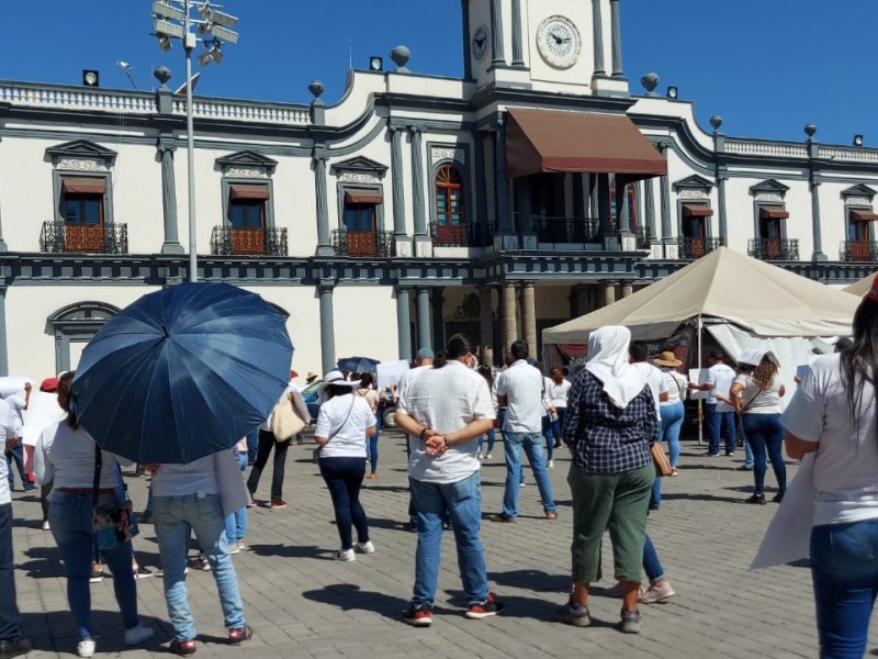 Por incumplimiento de contrato colectivo, marchan trabajadores de las UT's