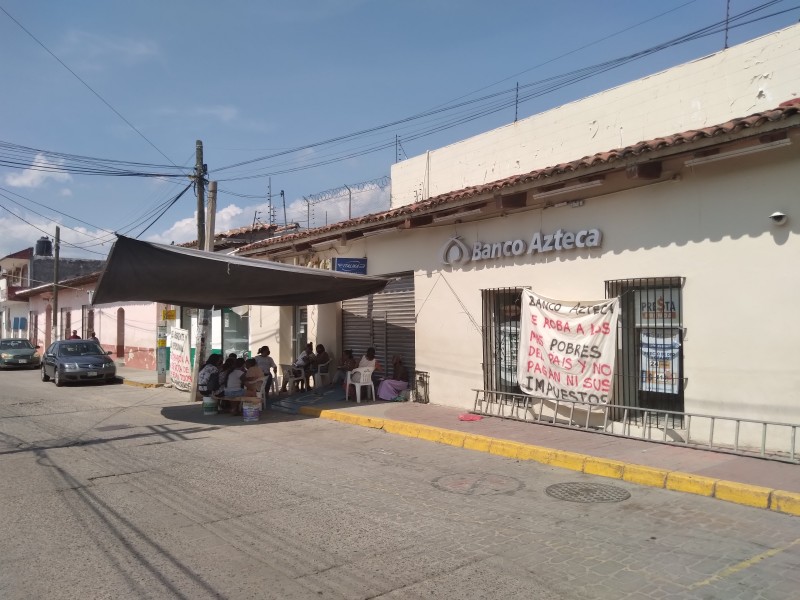 Por incumplimiento reanudan protestas en Banco Azteca Tehuantepec
