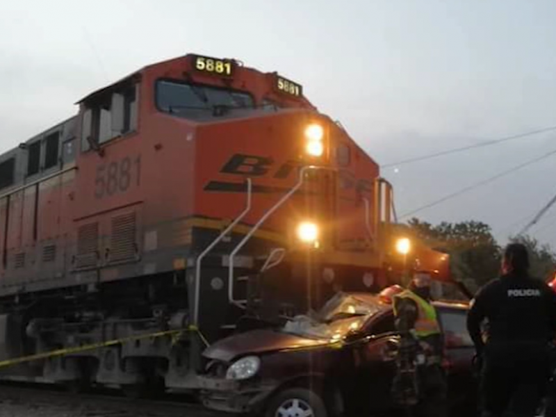 Por intentar ganarle el paso al tren muere familia