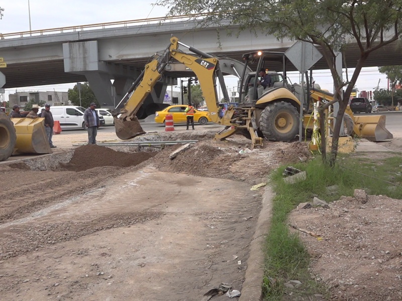 Por introducción de tubería cierran de manera parcial carretera Torreón-Matamoros