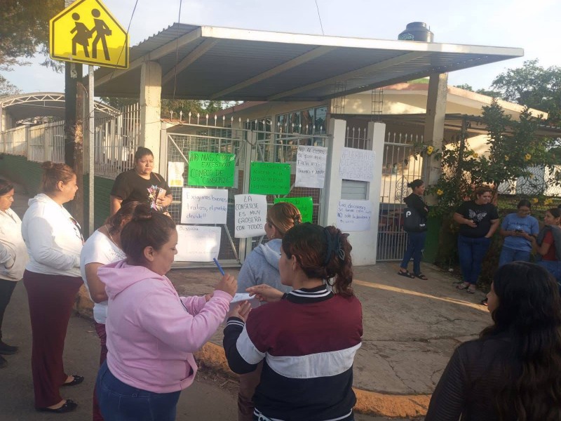Por irregularidades toman escuela de El Tronconal