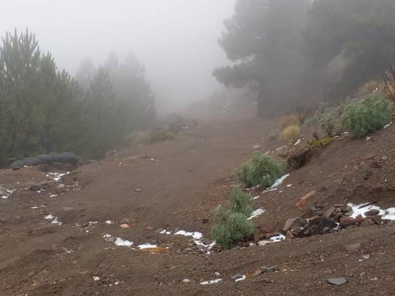 Por la madrugada se registró granizada en Nevado de Colima