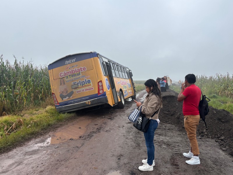 Por librar tráfico de la Toluca-Atlacomulco, camión de pasajero se queda atascado