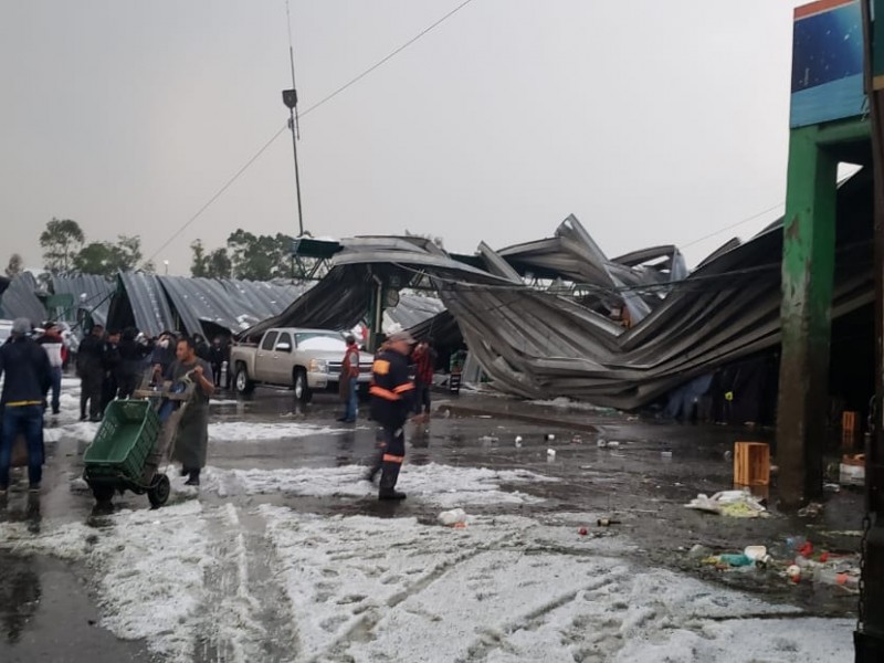 Por lluvia y granizada, colapsa techo de Central de Abasto