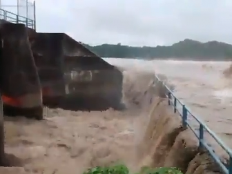 Por lluvias intensas se desborda represa en la costa