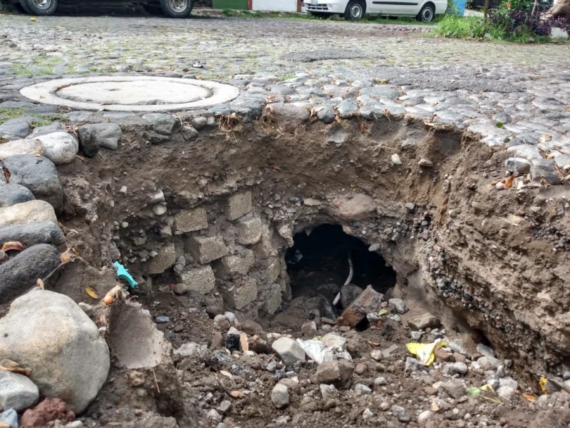 Por lluvias, se abre socavón en la colonia Ramón Serrano