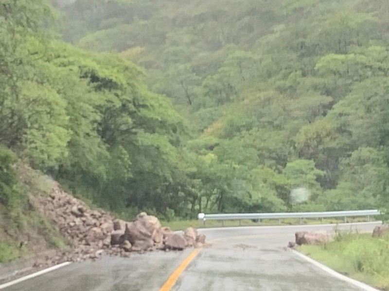 Por lluvias se presentan deslaves en carretera Tehuantepec-Oaxaca