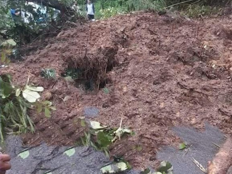 Por lluvias se presentan deslaves en la sierra norte