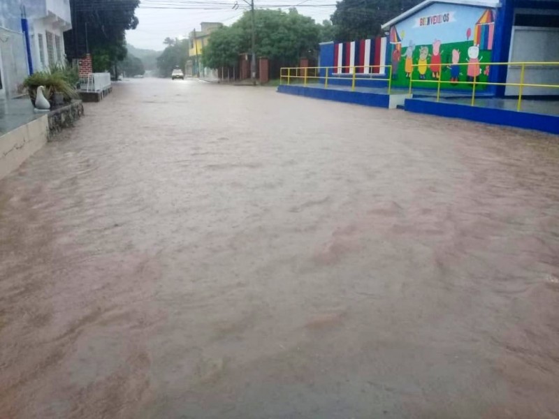 Por lluvias suspenden clases en Lagunas y LaSoledad