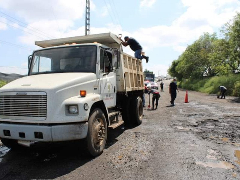 Por mal estado en la vialidad, inician bacheo en Jacona