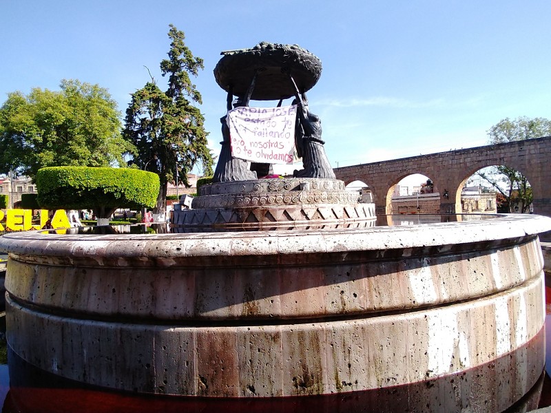 Por María José, tiñen de rojo fuente de las Tarascas