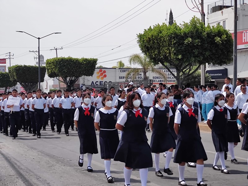 Por más de una hora, desfilan 5mil alumnos en Tehuacán