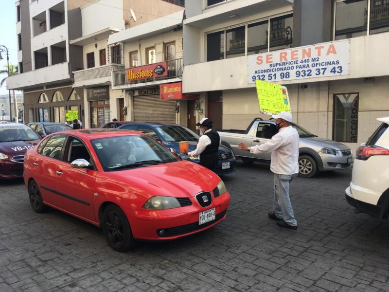 Por medio de colecta meseros solicitan apoyo de la ciudadanía