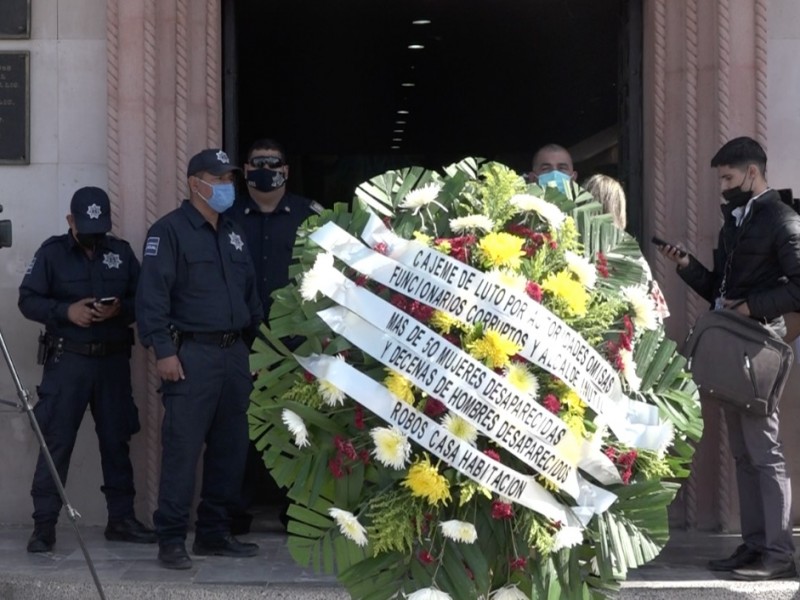 Por muertes, desapariciones y robos colocan corona fuera del ayuntamiento