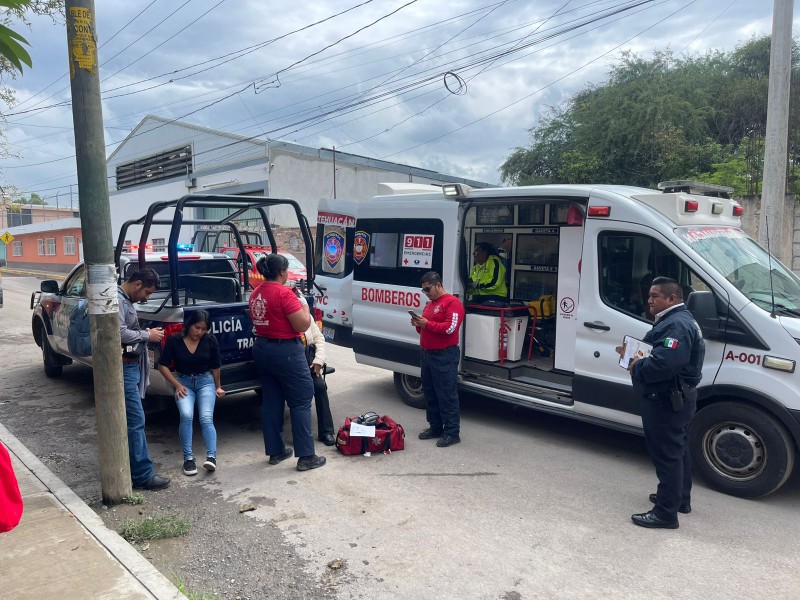 Por no atropellar a un perro se impacta colectiva