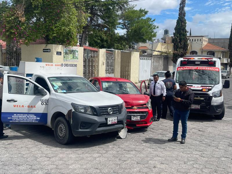Por no respetar banderola se impacta contra gasera