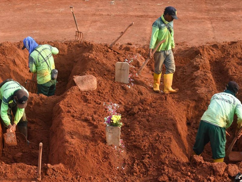 Por no usar cubrebocas, los obligan a cavar tumbas