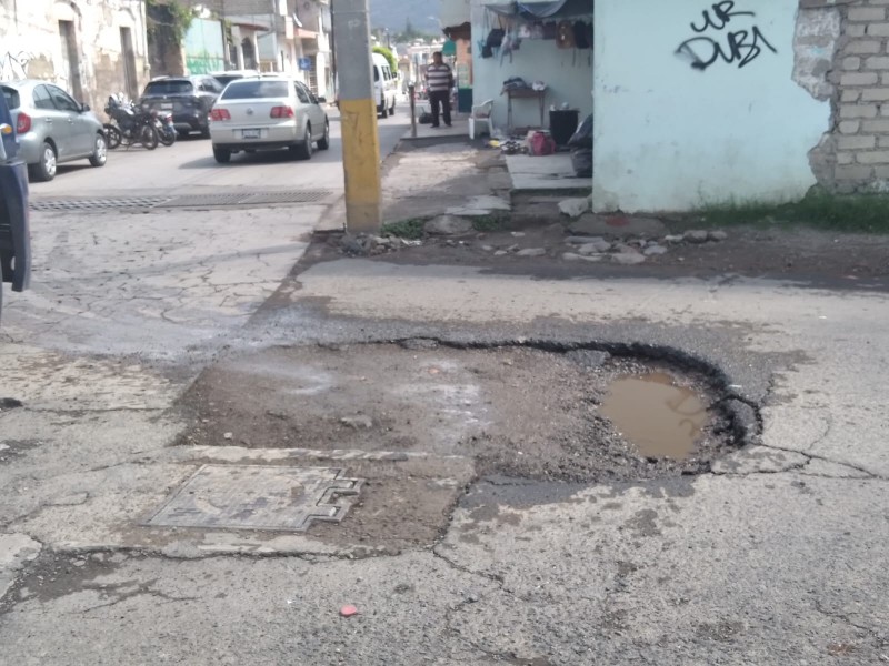 Por obra de la México abren pozo en calle Pedraza