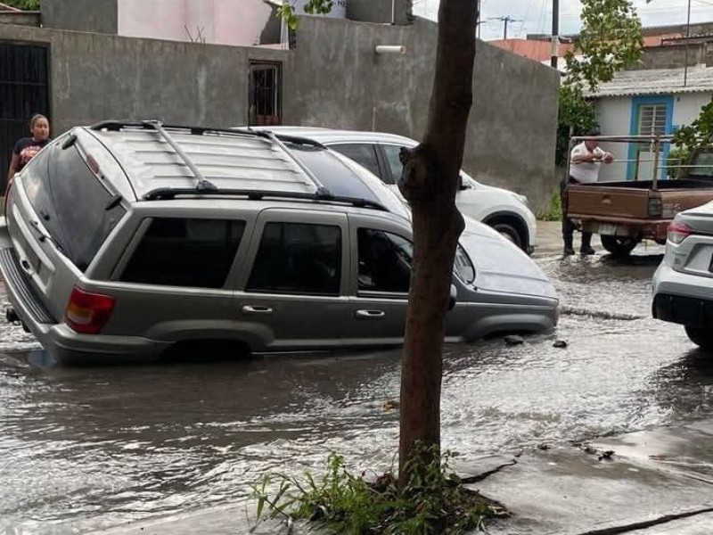 Por obra incompleta de Ciapacov, camioneta cae en zanja en V. Bonfil