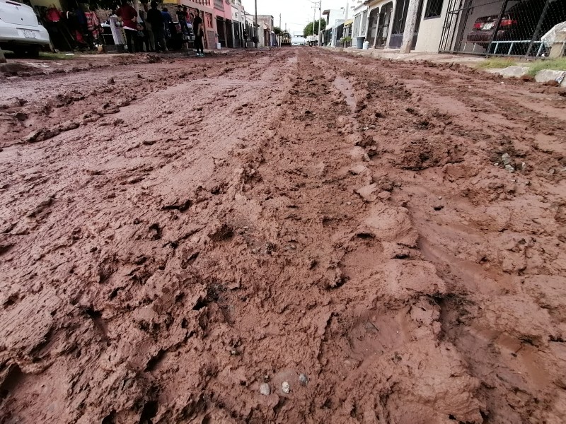 Por obras inconclusas carros se atascan en el lodo