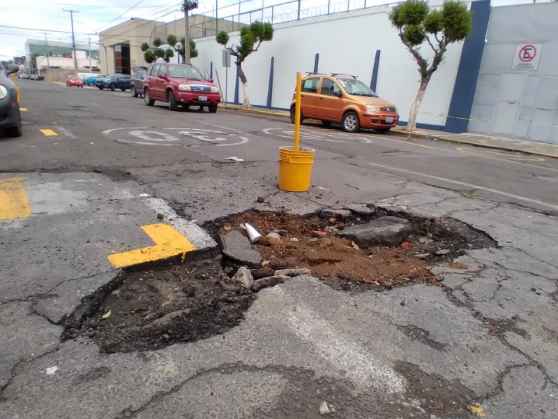 Por obras inconclusas, se abre bache en la Gabriel Pastor