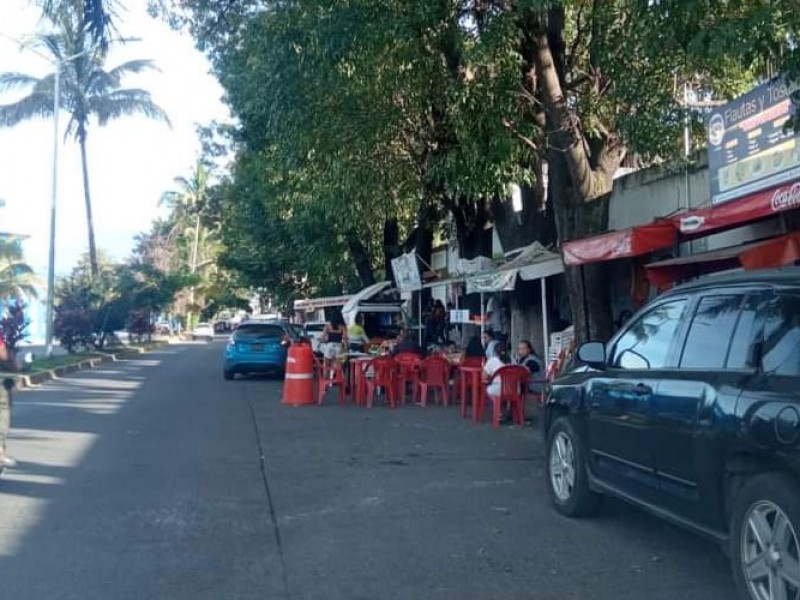 Por obstruir banquetas comerciantes pueden ser demandados