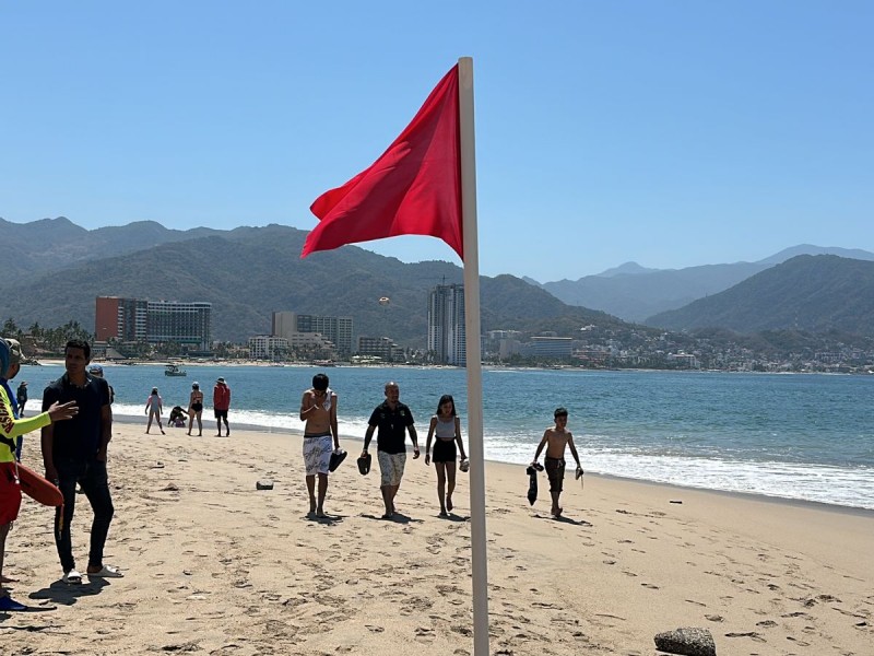 Por oleaje y corrientes, restringen nado en playas de Vallarta