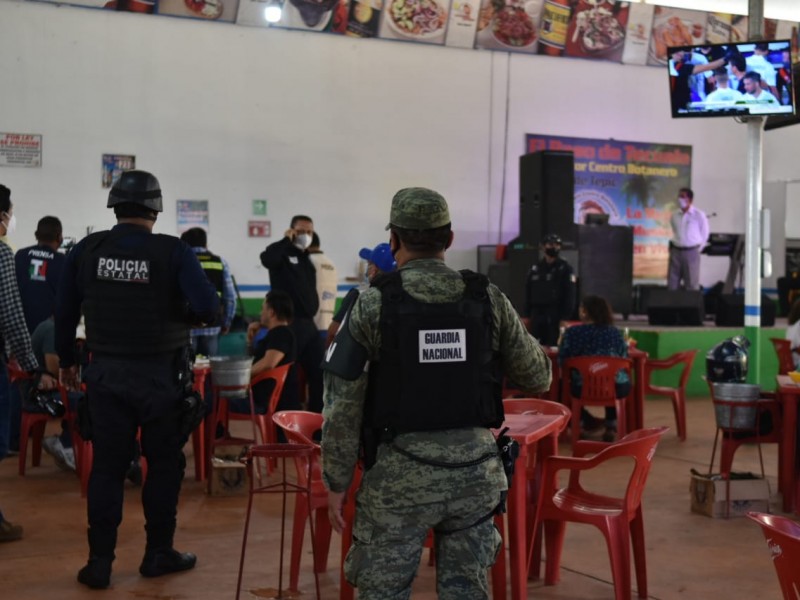 Durante operativo de seguridad clausuran mariscos y botaneros en Tepic