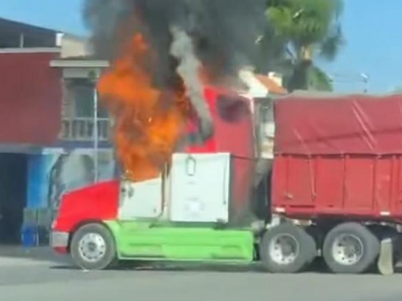 Queman vehículos en Uruapan, Michoacán, tras despliegue operativo