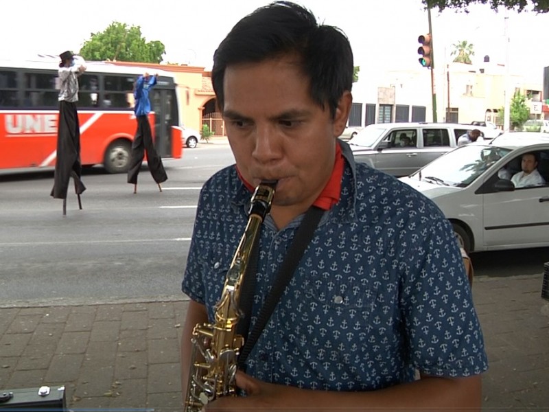 Por pandemia, saxofonista se queda sin trabajo