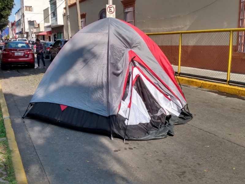 Por plantón, niños duermen en casa de campaña