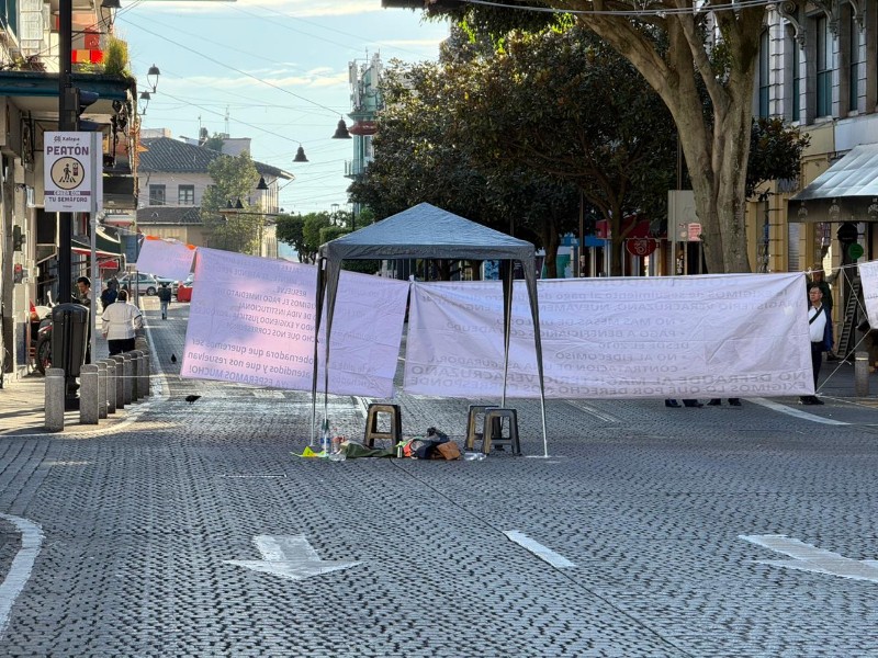 Por protesta de jubilados, amanece cerrado centro de Xalapa
