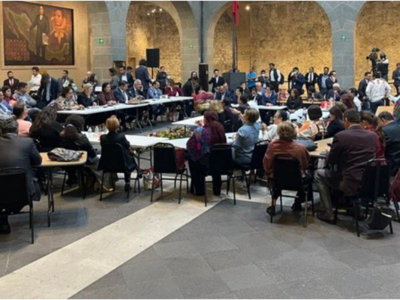 Por protestas, Senado sesiona en la casona de Xicoténcatl