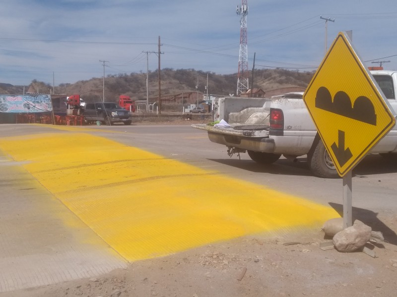 Por quejas de automovilistas pintan topes