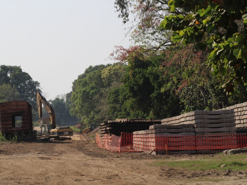 Por rehabilitación de tren invaden predios particulares