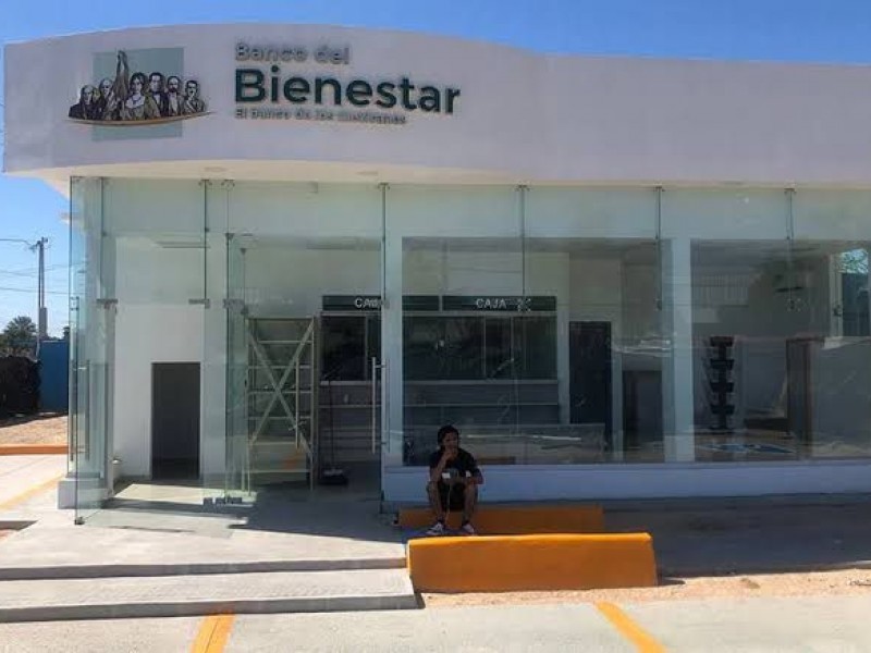 Por reparaciones en cajeros usuarios de Bienestar esperan por horas