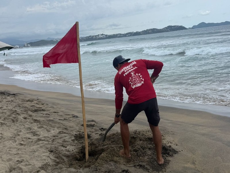 Por riesgos, colocan banderas rojas en diversos puntos de playa