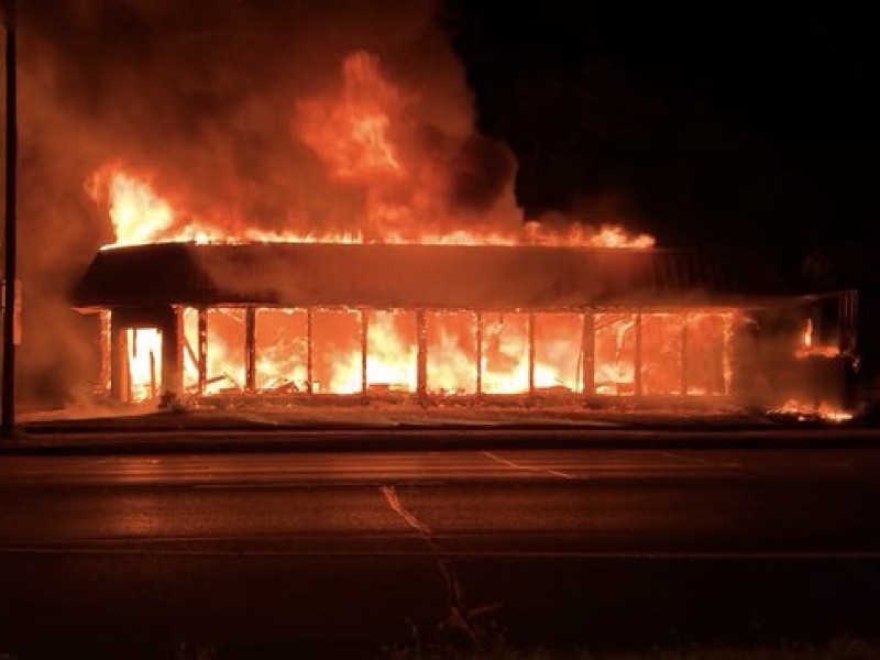 Por segunda noche consecutiva, manifestantes de Kenosha vandalizan calles